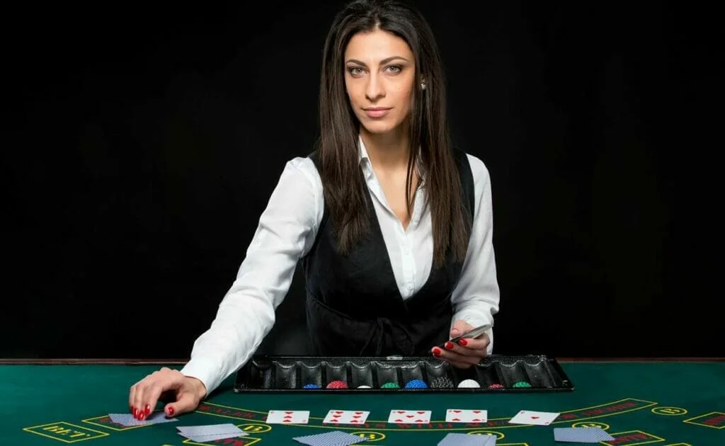 Dealer memandu permainan pada meja live